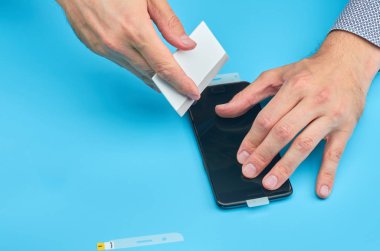 Akıllı telefon için kırık temperli cam ekran koruyucusu yerine adam.