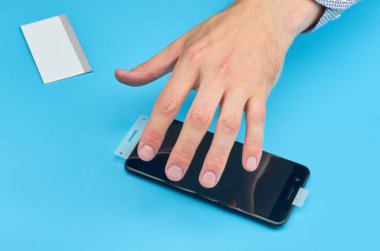 Akıllı telefon için kırık temperli cam ekran koruyucusu yerine adam.