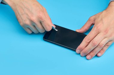 Akıllı telefon için kırık temperli cam ekran koruyucusu yerine adam.