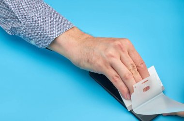 Akıllı telefon için kırık temperli cam ekran koruyucusu yerine adam.