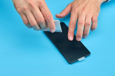 Akıllı telefon için kırık temperli cam ekran koruyucusu yerine adam.