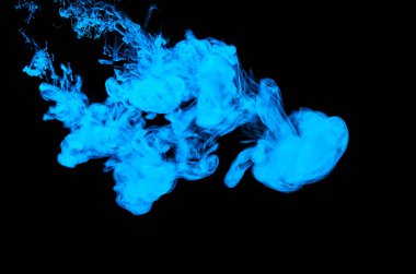 Soyut akrilik boya renk swirls su, aşağıdan vurdu, siyah arka plan. Soyut arka plan. Mürekkep leke