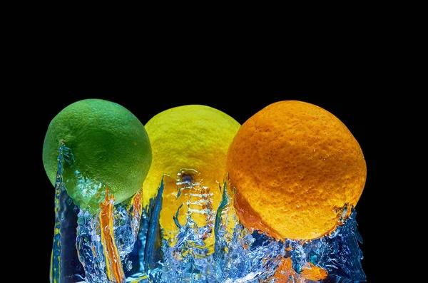 Taze turuncu, Lyme, limon siyah arka planda sıçrama ile suya düşen — Stok fotoğraf