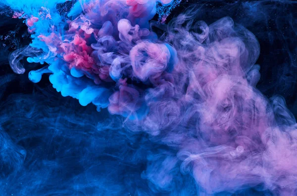 Abstrakte Acrylfarbe wirbelt im Wasser, aufgenommen von unten, schwarzer Hintergrund. Abstrakter Hintergrund. Tintenklecks — Stockfoto