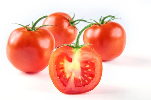 Tomates frescos en rodajas aislados sobre fondo blanco. Antecedentes de los alimentos ecológicos . —  Fotos de Stock
