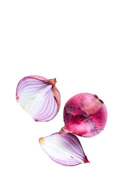 Beyaz arka plan üzerinde taze kesilmiş kırmızı soğan, üst görünümü. Organik gıda arka plan.