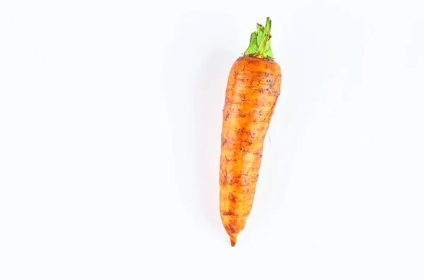 Frische Möhre isoliert auf weißem Hintergrund. die Aussicht von oben. Biolebensmittel. — Stockfoto