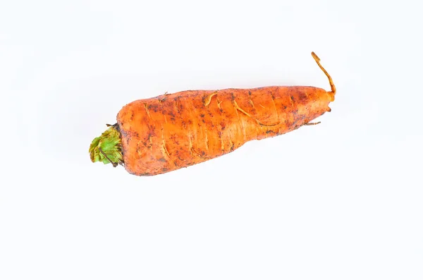 Свежая морковь выделена на белом фоне. Вид с вершины. Органические продукты питания . — стоковое фото