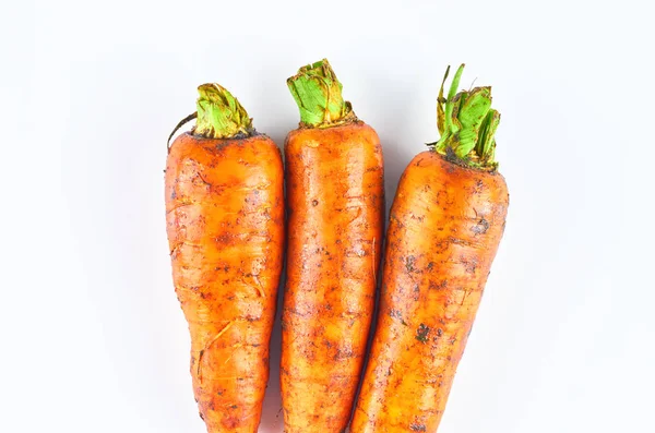 Tres zanahorias frescas aisladas sobre fondo blanco. La vista desde arriba. Fondo alimentario ecológico . —  Fotos de Stock