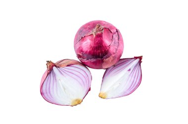 Beyaz arka plan üzerinde taze kesilmiş kırmızı soğan, üst görünümü. Organik gıda arka plan.
