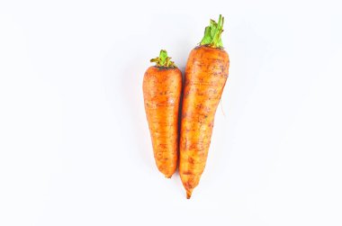 Beyaz arka planda izole edilmiş iki taze havuç. Yukarıdan manzara. Organik gıda arka plan.