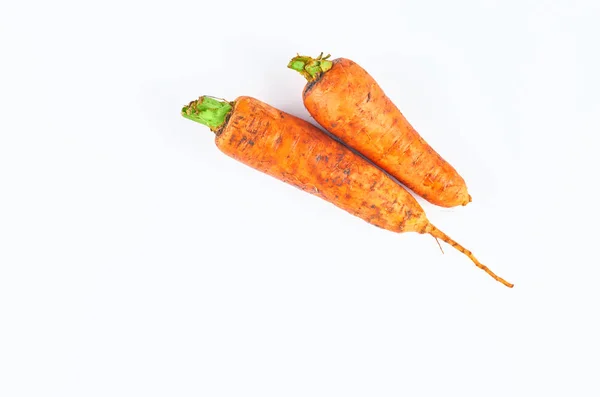 Dos zanahorias frescas aisladas sobre fondo blanco. La vista desde arriba. Fondo alimentario ecológico . —  Fotos de Stock