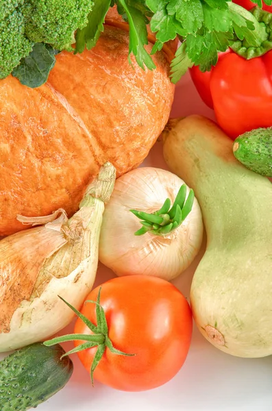 Fotografovat různé zeleniny izolované bílé pozadí. Organické pozadí potravin. — Stock fotografie