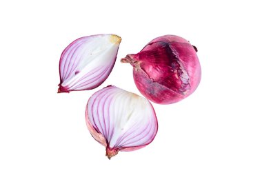 Beyaz arka plan üzerinde taze kesilmiş kırmızı soğan, üst görünümü. Organik gıda arka plan.
