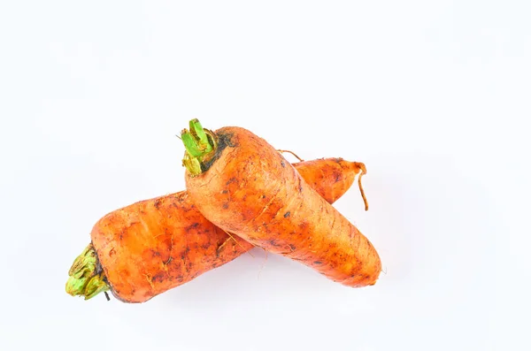 Две свежие моркови изолированы на белом фоне. Вид с вершины. Органические продукты питания . — стоковое фото