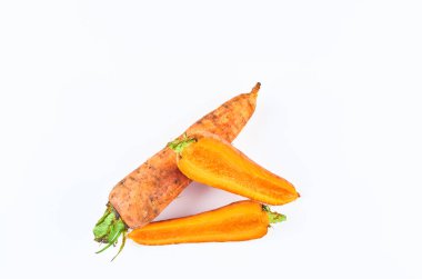 Beyaz arka planda taze dilimlenmiş havuç, üst görünümü. Organik gıdanın arka planı.