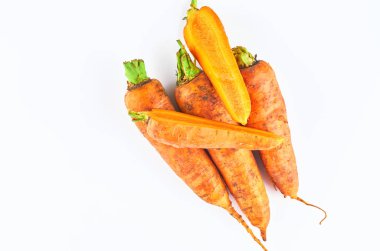 Beyaz arka planda taze dilimlenmiş havuç, üst görünümü. Organik gıdanın arka planı.