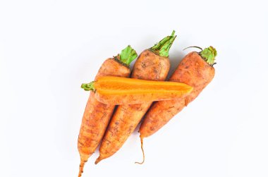 Beyaz arka planda taze dilimlenmiş havuç, üst görünümü. Organik gıdanın arka planı.