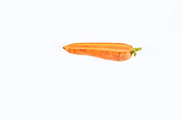 Friss szeletelt sárgarépa, fehér alapon, felülnézet. A bioélelmiszerek háttere. — Stock Fotó