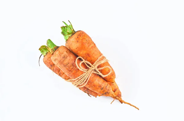 Tres zanahorias frescas aisladas sobre fondo blanco. La vista desde arriba. Fondo alimentario ecológico . —  Fotos de Stock