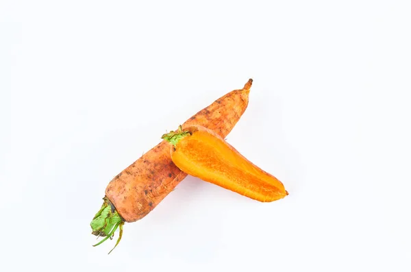 Färska skivade morötter på vit bakgrund, uppifrån. Bakgrund av ekologisk mat. — Stockfoto