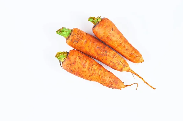 Tres zanahorias frescas aisladas sobre fondo blanco. La vista desde arriba. Fondo alimentario ecológico . —  Fotos de Stock