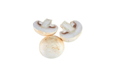 Beyaz arka planda izole edilmiş taze dilimlenmiş champignons. Yukarıdan manzara. Organik gıdanın arka planı.