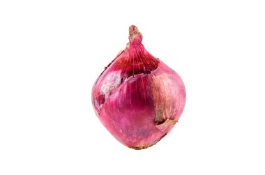 Beyaz arka planda taze kırmızı soğan, üst görünüm. Organik gıda arka plan.