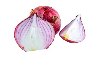 Beyaz arka plan üzerinde taze kesilmiş kırmızı soğan, üst görünümü. Organik gıda arka plan.