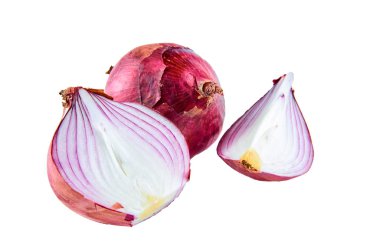 Beyaz arka plan üzerinde taze kesilmiş kırmızı soğan, üst görünümü. Organik gıda arka plan.