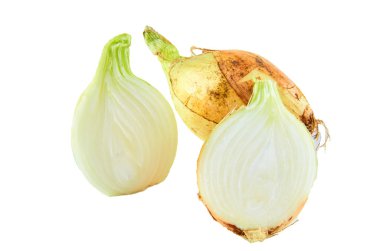 Beyaz arka planda taze doğranmış soğan. Organik gıda arka plan.