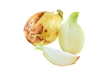 Beyaz arka planda taze doğranmış soğan. Organik gıda arka plan.