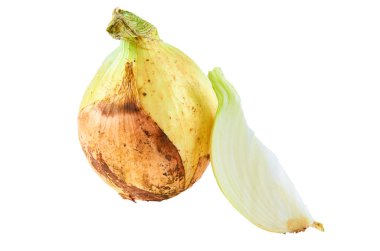 Beyaz arka planda taze doğranmış soğan. Organik gıda arka plan.