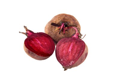 Beyaz arka planda izole taze dilimlenmiş pancar. Organik gıdanın arka planı.