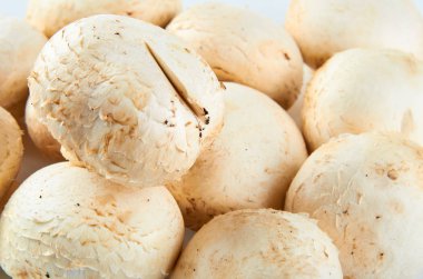 Taze champignons beyaz arka plan izole. Organik gıdanın arka planı.