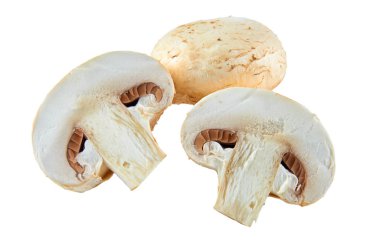 Beyaz arka planda izole edilmiş taze dilimlenmiş champignons. Organik gıdanın arka planı.