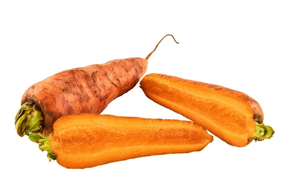 Свежая нарезанная морковь на белом фоне. Предпосылки для органических продуктов питания . — стоковое фото