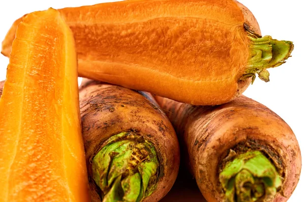 Zanahorias frescas en rodajas sobre fondo blanco. Antecedentes de los alimentos ecológicos . —  Fotos de Stock