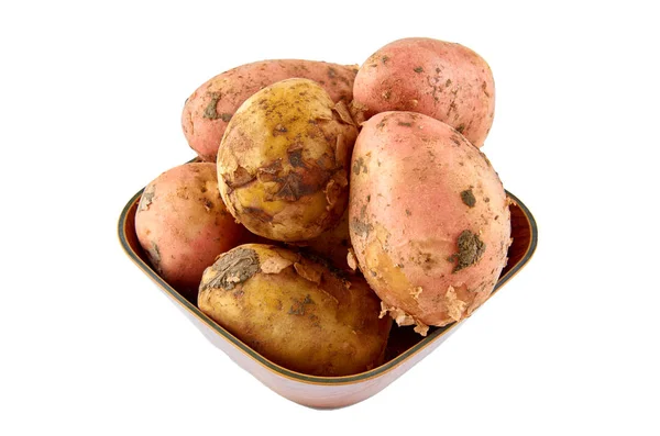 Свежий красный и белый картофель в миске изолированы на белом фоне. Предпосылки для органических продуктов питания . — стоковое фото