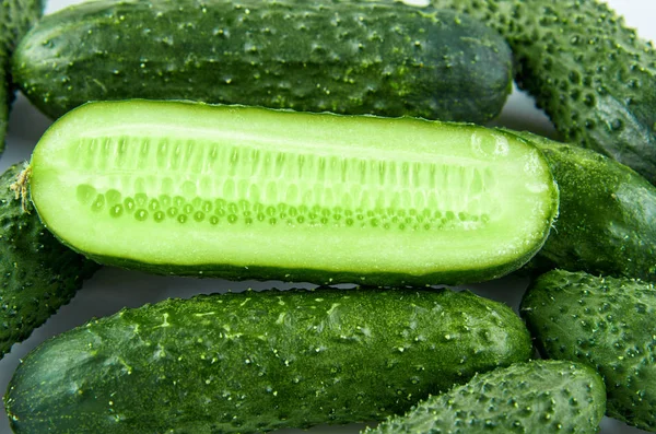 Frische Gurkenscheiben isoliert auf weißem Hintergrund. Hintergrund von Bio-Lebensmitteln. — Stockfoto