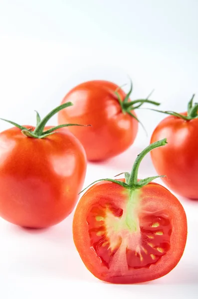 Tomates frescos en rodajas aislados sobre fondo blanco. Antecedentes de los alimentos ecológicos . —  Fotos de Stock