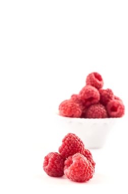 Beyaz arka planda ahududu meyveleri