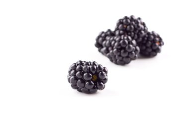 Beyaz arka planda böğürtlen meyveleri