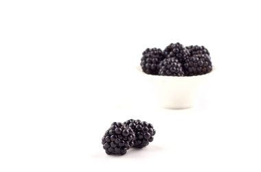 Beyaz arka planda böğürtlen meyveleri