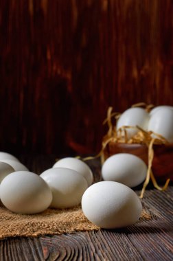 Köy masasında taze beyaz yumurtalar. Düşük anahtar.