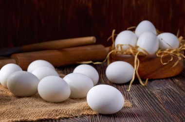 Köy masasında taze beyaz yumurtalar. Düşük anahtar.