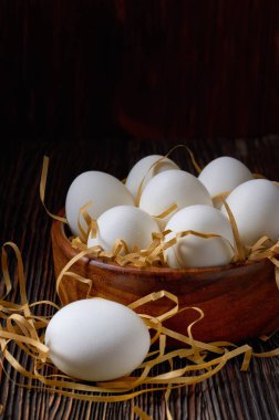 Köy masasında taze beyaz yumurtalar. Düşük anahtar.