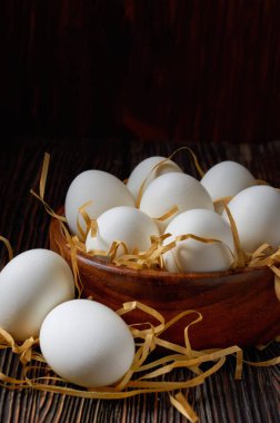 Köy masasında taze beyaz yumurtalar. Düşük anahtar.