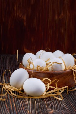Köy masasında taze beyaz yumurtalar. Düşük anahtar.