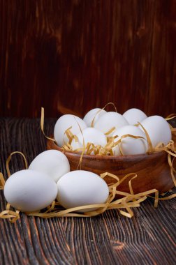 Köy masasında taze beyaz yumurtalar. Düşük anahtar.